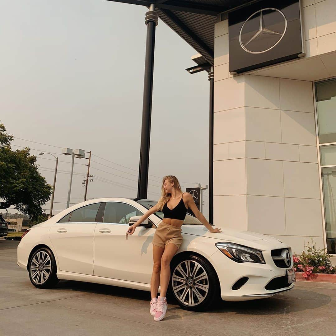 オータム・ミラーさんのインスタグラム写真 - (オータム・ミラーInstagram)「Just bought my first car 😇」9月8日 3時26分 - autumnmiller