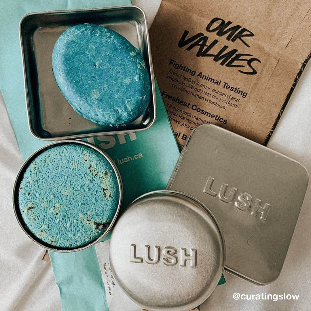 LUSH Cosmeticsさんのインスタグラム写真 - (LUSH CosmeticsInstagram)「"This conditioner bar is the key to giving flat hair life and body. With sea salt, seaweed, and coconut oil, hair is given texture while also hydrated and soothed. You'll get that coveted beachy hair look with none of the damage (or plastic!). " - @marieclairemag on Big Pressed Conditioner. ⁠⠀ ⁠⠀ What's the word about our pressed conditioners? Head to our link in bio to read more from Marie Claire and check out our stories for what @refinery29, @greatist and @stylecaster had to say.⁠⠀ ⁠⠀ [Photo description: Photo one anti-clockwise from top left: Big Solid Conditioner in square tin; Seanik Shampoo Bar in round tin; round tin lid; square tin lid on top of two paper Lush bags. Photo two shows a hand holding Big Solid Conditioner and Seanik Shampoo Bar wrapped in Lush paper bags in the middle of the frame against a white background.]⁠⠀ ⁠⁠⠀ #lushhair #lushpressedconditioner #haircare #lushlife #plasticfree ⁠⠀ ⁠⠀ 📸 @curatingslow」9月8日 3時27分 - lushcosmetics