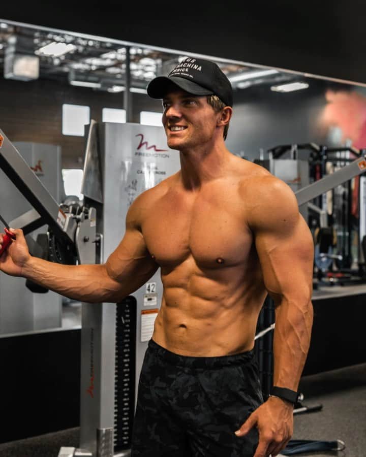 スティーブ・クックのインスタグラム：「If you’ve never superset chest and back exercises you need to stop what your doing, watch today’s YouTube video and proceed straight to the gym!  My new favorite day on the @fitnessculturetraining app. Minimal rest time and just a stupid crazy pump.  1a. Incline DB press: 12,10,8 Super set 1b. Neutral grip chin up (weighted if need be): 12,10,8  2a. Decline smith machine press:12,12,10,10, Super set 2b. Last pull down: 12,12,12,12  3a. Cable cross over- high to low. 15,15,15 3b. Seated cable row - 15,15,15. #backworkout #chestworkout #fitnessmotivation #mondaymotivation #workout #workoutmotivation #workoutroutine #stevecook」