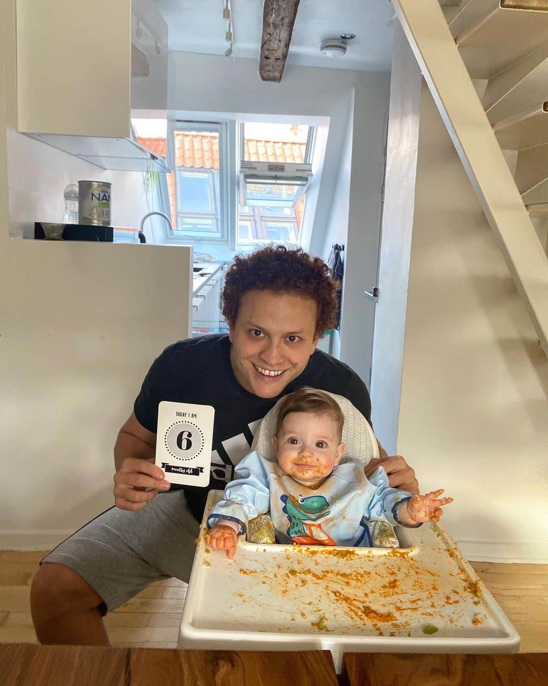 ムスタファ・アミニのインスタグラム：「6 months in my life feels like 66 years baby I love you to the moon and back. PS she’s eating like her daddy already 😨🙈❤️👸🏻 #myprincess #happy6months #smile」