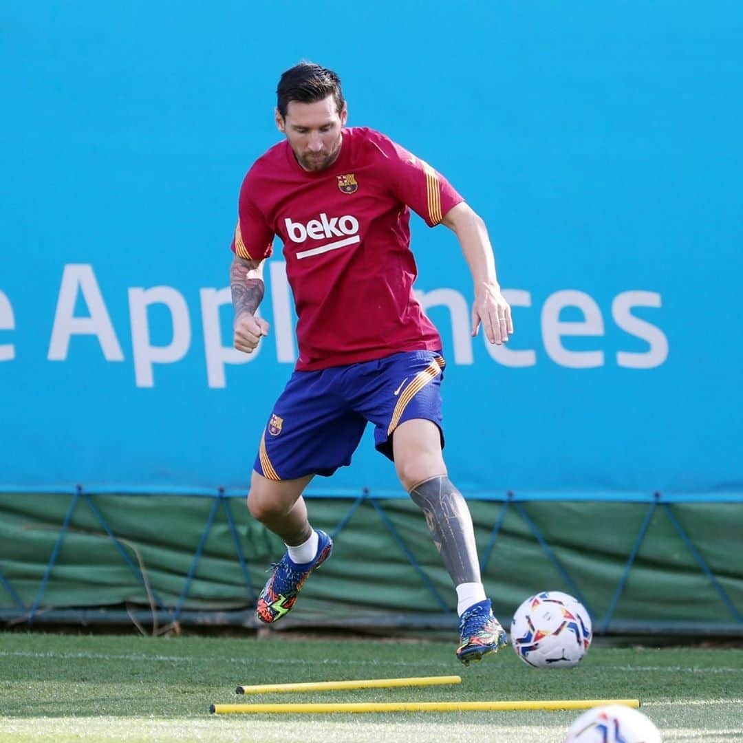 カルレス・プジョルさんのインスタグラム写真 - (カルレス・プジョルInstagram)「Feliz de que siga defendiendo la camiseta del @fcbarcelona. Yo sigo confiando en estos jugadores y con Leo sin duda somos más fuertes.  #viscaelbarça 💙❤️ #tornaremaguanyar」9月8日 3時41分 - carles5puyol