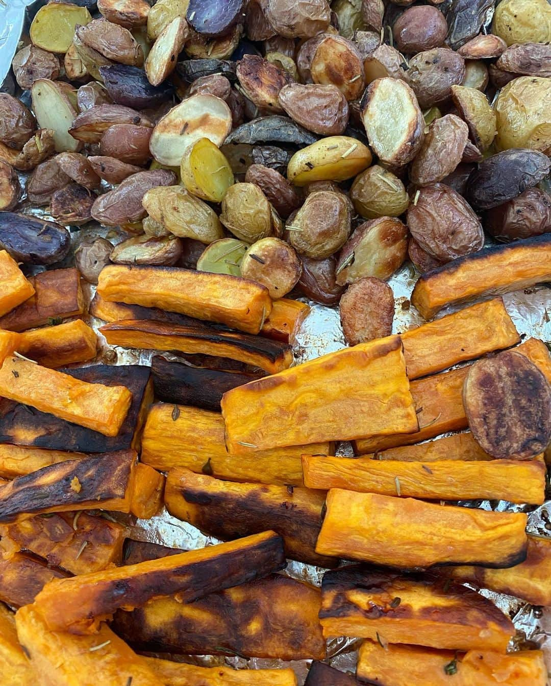 ザックポーゼンさんのインスタグラム写真 - (ザックポーゼンInstagram)「Yummy #RoastedCornishHens and Little potatoes sweet potatoes. #laborday #cookingwithzac」9月8日 3時43分 - zacposen