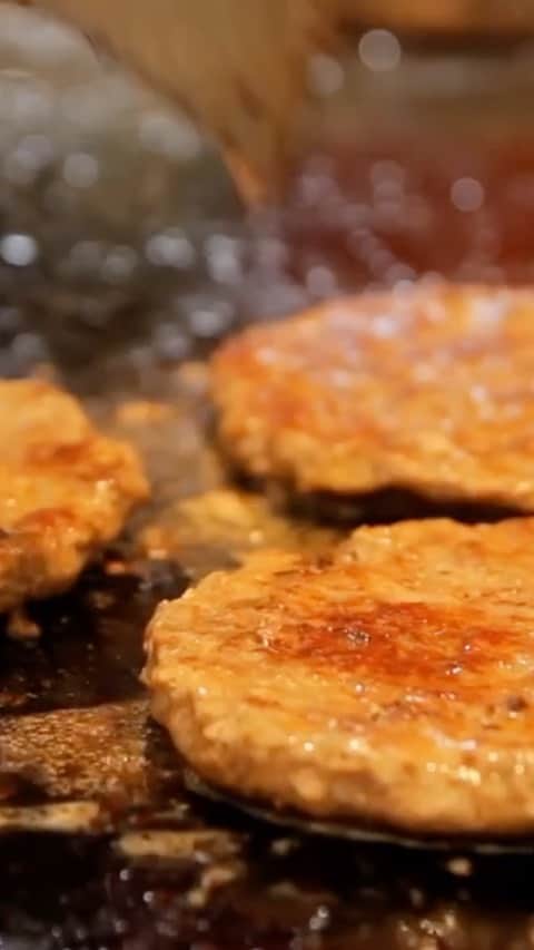 タイラー・ポジーのインスタグラム：「Episode 2 of our podcast is up. Two New York fry cooks harass a cashier while they are robbed. Doesn’t go as planned. @fivearmsfilms」