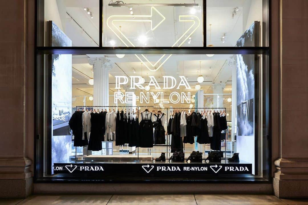 プラダさんのインスタグラム写真 - (プラダInstagram)「#Prada Re-Nylon for @theofficialselfridges: A worldwide preview at the Selfridges Corner Shop from 17th August to 27th September 2020.⠀ Selfridges marks the launch of Project Earth with a global-first preview of the new Prada Re-Nylon collection, presented within the Selfridges Corner Shop. Re-Nylon is a sustainable line of Prada – launched in 2019 - executed in a unique regenerated nylon obtained through the recycling and purification process of plastic waste collected from oceans, fishing nets, and textile fibre waste.」9月8日 3時53分 - prada