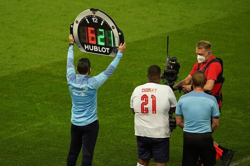 ウブロさんのインスタグラム写真 - (ウブロInstagram)「#HublotLovesFootball and was delighted to once again support @socceraid for Unicef as Official Timekeeper, a collaboration that has been in place since 2016.   The world’s biggest charity football match was played last night and saw the World XI team clinch victory after beating England during a penalty shoot-out.    The Player of the Match was awarded a Hublot wall clock. A record £11.6 million was raised for Unicef throughout the match.」9月8日 4時00分 - hublot