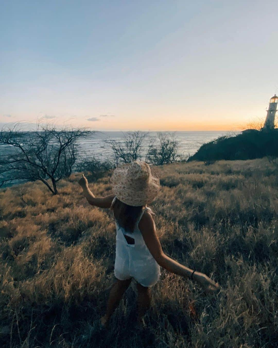 エビアン・クーさんのインスタグラム写真 - (エビアン・クーInstagram)「wearing my favorite hat @lackofcoloraus 🌼🌸 今日はお散歩して 夕日を見て、ヨガもして そんなゆっくりな1日だったー ロックダウンだけどなんとか アクティブに過ごしてる。 誕生日もみんなのメッセージ読んだよ 本当にありがとう❗️」9月8日 4時00分 - avian_official