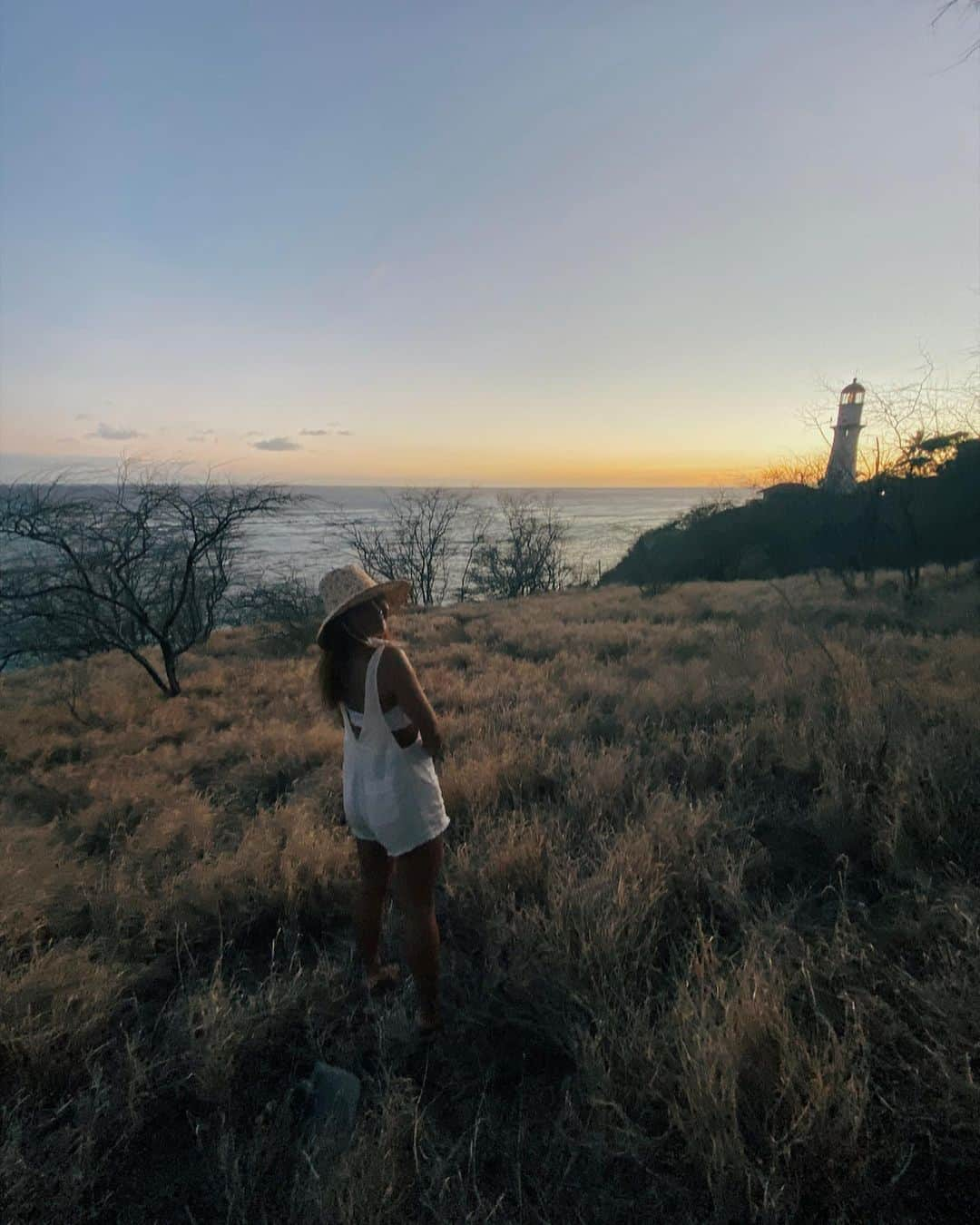 エビアン・クーさんのインスタグラム写真 - (エビアン・クーInstagram)「wearing my favorite hat @lackofcoloraus 🌼🌸 今日はお散歩して 夕日を見て、ヨガもして そんなゆっくりな1日だったー ロックダウンだけどなんとか アクティブに過ごしてる。 誕生日もみんなのメッセージ読んだよ 本当にありがとう❗️」9月8日 4時00分 - avian_official