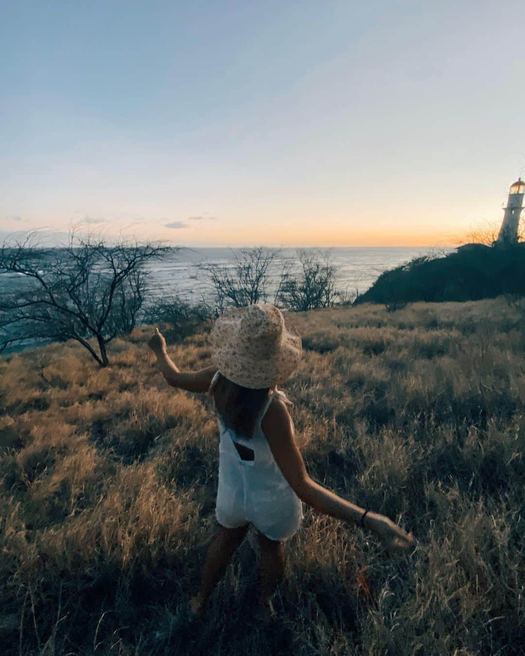 エビアン・クーのインスタグラム：「wearing my favorite hat @lackofcoloraus 🌼🌸 今日はお散歩して 夕日を見て、ヨガもして そんなゆっくりな1日だったー ロックダウンだけどなんとか アクティブに過ごしてる。 誕生日もみんなのメッセージ読んだよ 本当にありがとう❗️」