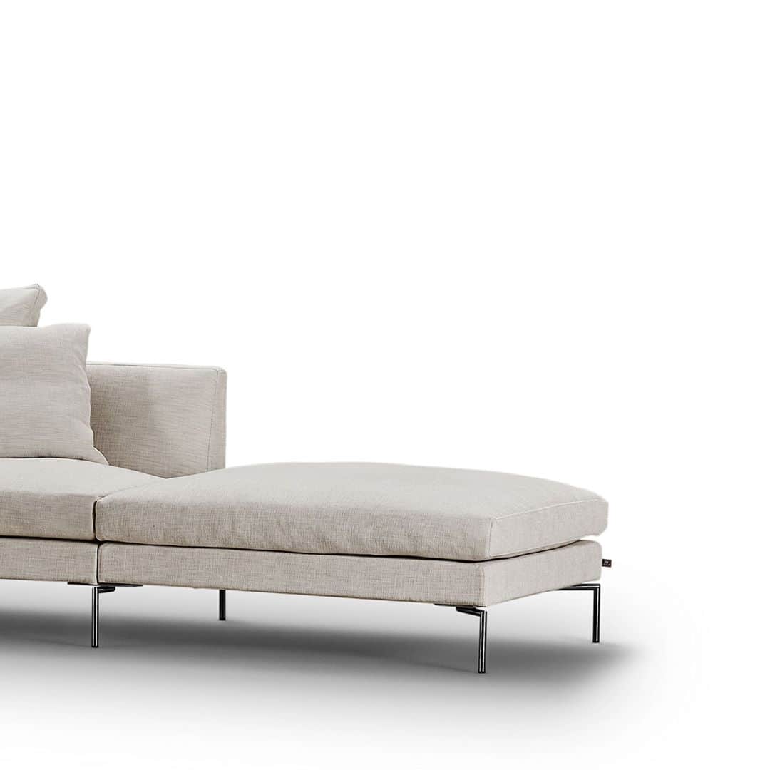 eilersenのインスタグラム：「Ra´s can have special footstools that are connected to the sofa itself.⁠ •⁠ •⁠ •⁠ #eilersen #eilersenfurniture #myeilersen #ra #interiordesign #homedecor #sofa #danishdesign #inredning #finahem #interiorlovers #interiordesign #modernliving #minimalism #nordiskehjem #nordicinspiration #nordicliving #craftsmanship #luxurylifestyle #boligindretning #designinterior #livingroominspo #boliginspiration #softminimalism #hemindredning #schönerwohnen #nordicminimalism」