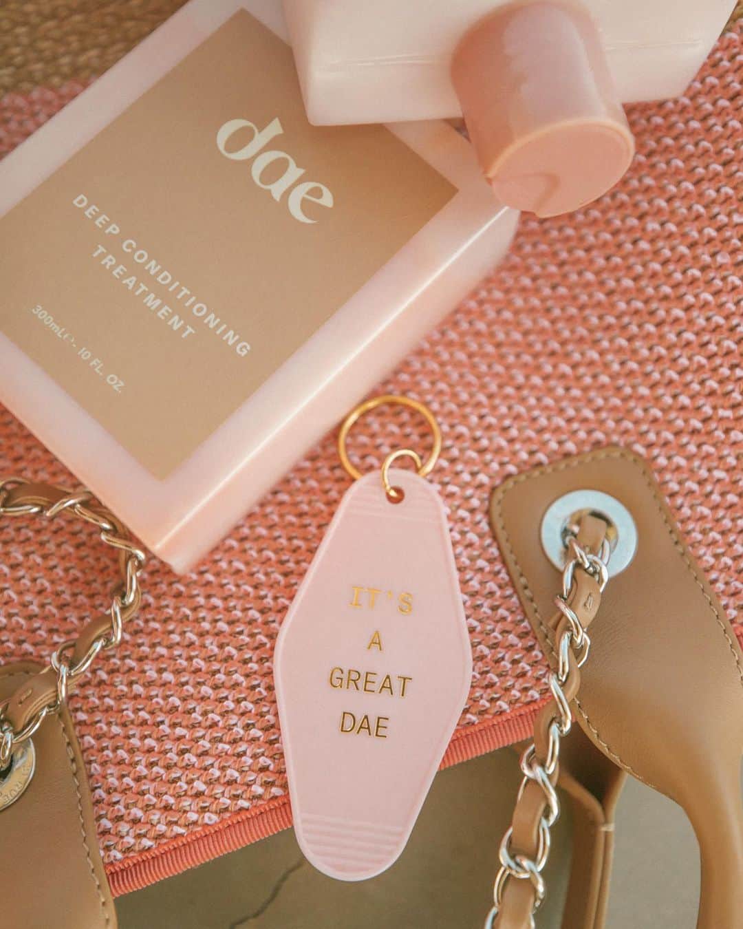 Amber Fillerup Clarkさんのインスタグラム写真 - (Amber Fillerup ClarkInstagram)「Remember how I said I had A MAJOR GIVEAWAY today?!? I saw this Chanel tote and it matched our dae products toooo good so my sis in law at @fashionphile and I decided to surprise you all and give it away!!! One winner will get this incredible Chanel shopping tote + the entire @daehair line!!  To enter: -Follow @fashionphile + @daehair -Tag three friends (you can enter on my account, fashionphile’s account, and dae’s account!)  Giveaway ‪ends at 11:59 am PT on 9/14‬ and one winner will be selected at random and announced on @Fashionphile ‪on Monday 9/14  around noon‬, PT. Good luck! Open to US residents 18 years or older.」9月8日 4時03分 - amberfillerup