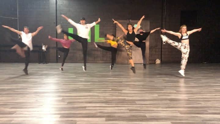 Nika Kljunのインスタグラム：「Like so many of my friends and fellow educators, I am truly heartbroken to see this chapter come to a close 💔. This one hurts. @movement.lifestyle dance studio has cultivated so many transformative moments and has served as a home to countless talented artists over the years. Of course it is hard to let go. But I don’t think it’s a “good bye”...just a “see you soon” 😉 . So, help me celebrate #movementlifestyle by checking out this throwback clip. The energy was always amazing there🔋🙏🏼✨ . I want to send a special thank you to @shaunevaristo for being an undeniably beautiful leader for our dance community. I hope you know how many lives you’ve touched with your commitment. . Even though I’m sad to say goodbye to this particular space, I’m confident that this is just the beginning of the next part of the #ml journey. Thank you, @movement.lifestyle for having me, and for the wonderful memories. #11105 💚 . 🧠: @nikakljun  💃🏼🕺🏻: @trinityinay @janravnik @smac.mccreanor @alex_francoeur @jadynhernandez715 @meg_rink @mikaelajagim  🎶: @katyperry Swish Swish remix . #movementlifestlye #amazingmoments #newchapter #dance #jazzfunk #streetjazz #dancersofig #danceclasses #choreography #grateful #nikakljun #katyperry #swishswish #nikakljunchoreography」