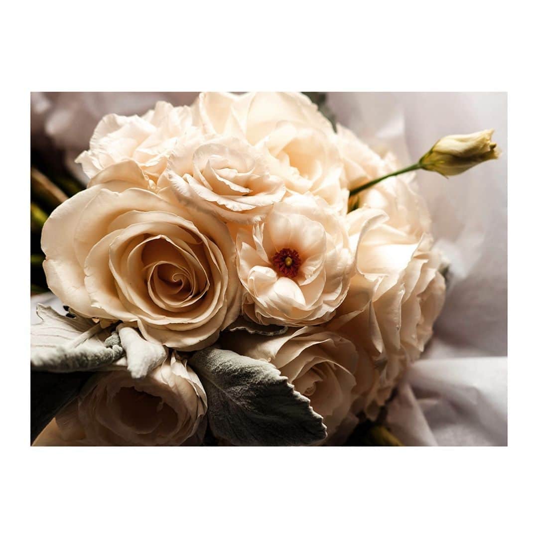 デビッドヤーマンのインスタグラム：「Times may change, but expressions of love and appreciation remain the same. Like the elegant hues of white agate and pearls, a surprise bouquet of flowers always brings joy. #DavidYurman」