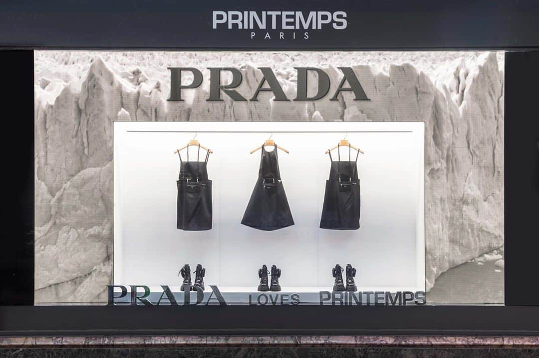 プラダさんのインスタグラム写真 - (プラダInstagram)「#PradaAbstract: A pop up in collaboration with @printempsofficial Haussmann, 3rd September – 18th October 2020.⠀  ⠀ The key concept and inspiration behind the project is the absence of colour to emphasize Prada’s contemporary identity. Black and white are used for all elements: white for the floor and walls; black for the three-dimensional logo.」9月8日 4時27分 - prada