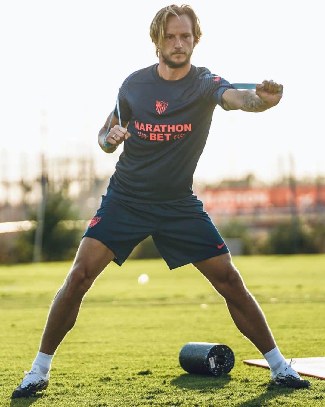 イヴァン・ラキティッチのインスタグラム：「What a good feeling! First training session with the team! ⚽️🤩 — Primer entrenamiento con el equipo!  #IvanRakitic #VamosMiSevilla #WeAreSevilla」