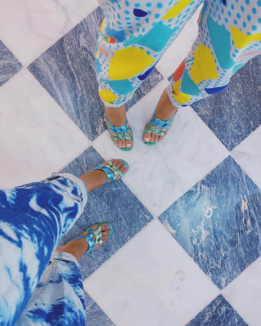 SOPHIA WEBSTERさんのインスタグラム写真 - (SOPHIA WEBSTERInstagram)「@nadine_sophiawebster and I twinning in our 'Ramona' mules and jumpsuits! ⁣💙👯‍♀️  ⁣ Don’t forget to join Nadine live this Thursday at 3pm GMT 🙌 What do you want to know this week? Let us know in the comments below!⁣ 💬👠 ⁣ #SophiaWebster #SophiaWebsterBoutiques⁣ #sophiainsophias」9月8日 4時39分 - sophiawebster