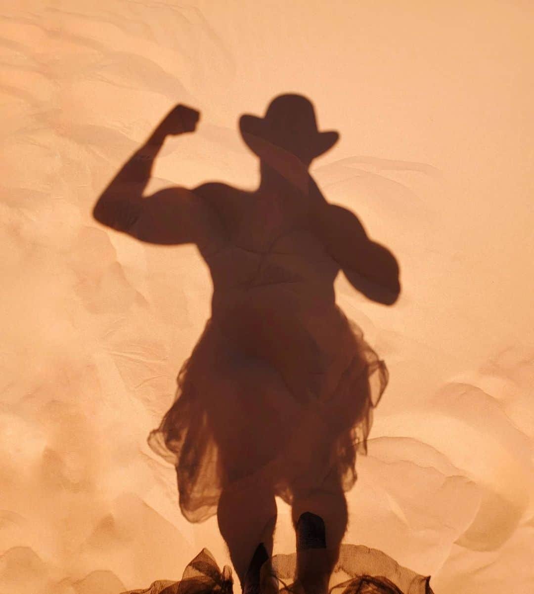 ガス・ケンワージーさんのインスタグラム写真 - (ガス・ケンワージーInstagram)「This year's Burning Man was cancelled but it didn't stop us from getting weird in the desert. 🤪🏜️☀️💛」9月8日 4時59分 - guskenworthy