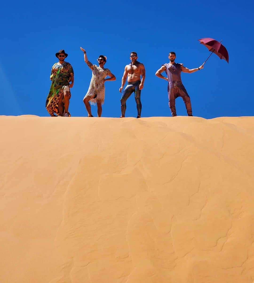 ガス・ケンワージーのインスタグラム：「This year's Burning Man was cancelled but it didn't stop us from getting weird in the desert. 🤪🏜️☀️💛」