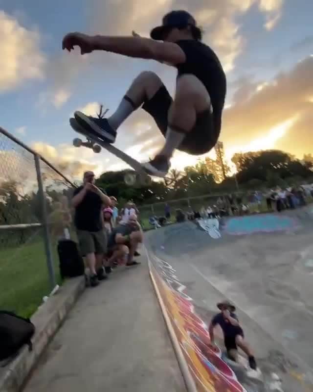 レッドブルのインスタグラム：「nailed it 🎯  🛹: @chrisrussell_mbk  @redbullskate #skate #skateboarding #redbulldropintour #redbull #givesyouwingsl」