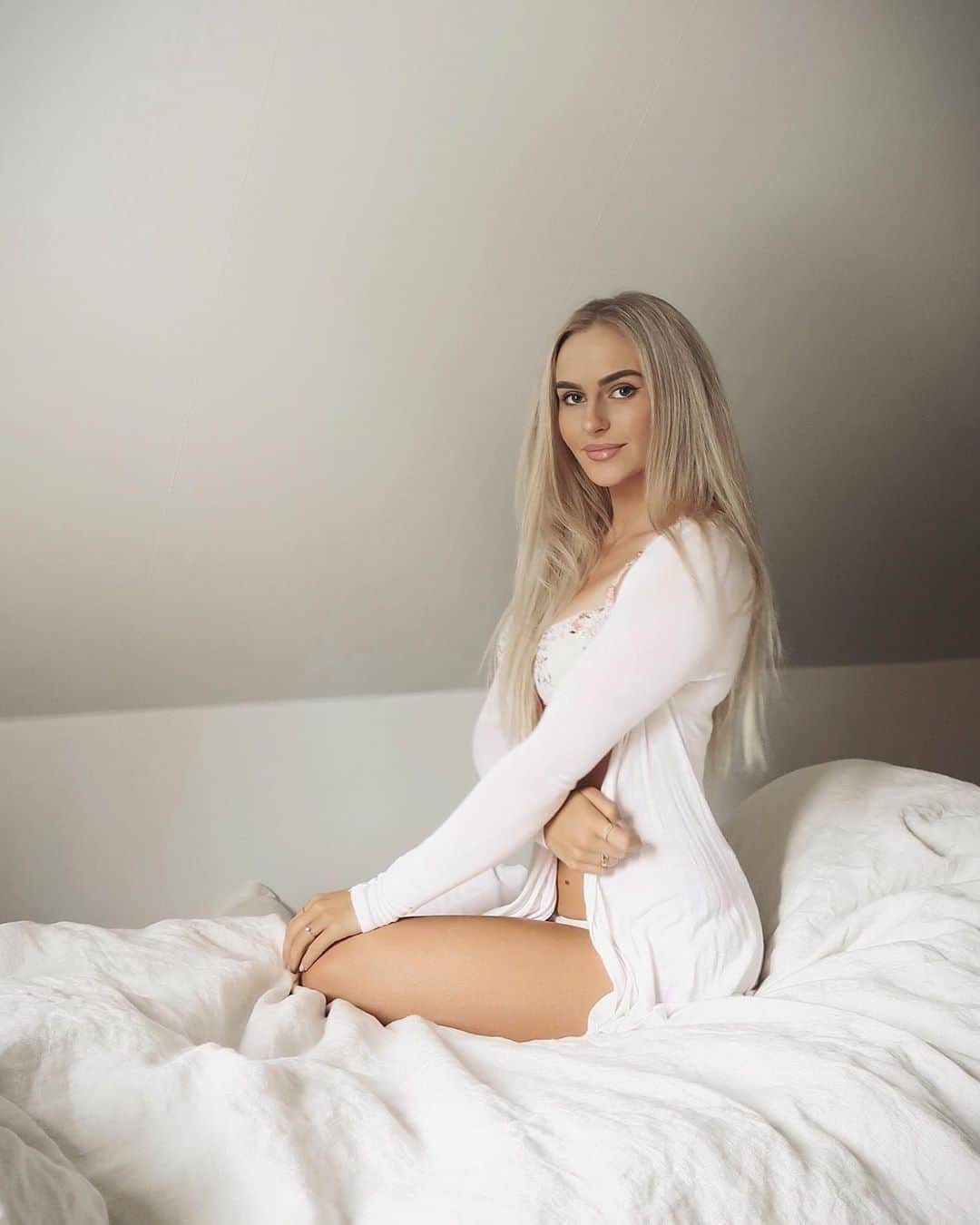 Anna Nyströmのインスタグラム：「Monday ☁️」