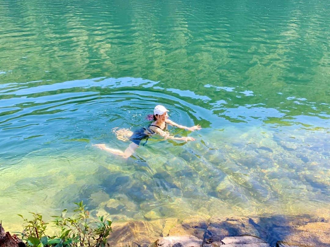 横井玲のインスタグラム：「After 10km hiking, the beautiful lake was waiting for me✨ I did not hesitate to take off my clothes and jump into the water🏊‍♀️I'll definitely go there again!  気温は徐々に秋模様になりつつありますが、ハイキング後の汗だくの体にはなんのその。 最後は美しい湖にダイブしてきました٩( ᐛ )و 見渡す限りエメラルドの絶景、輝く水面、青のトンボ達。 筆舌し難い美しさでした。  #canada #squamish #nature #hiking #swimming #lake #emerald #lastsummer #forest #beautiful #view #stayhealthy #activelifestyle #naturelovers #湖 #森 #エメラルドグリーン #スイスイ #絶景 #自然が好き」