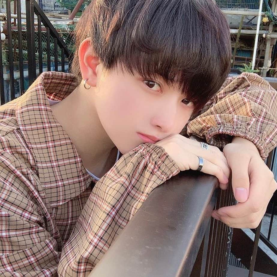 齋藤正太さんのインスタグラム写真 - (齋藤正太Instagram)「いやーかわかっこいい まるでジョングクな @sxexexn   1枚目ナチュラルツーブロックな刈り上げ  2枚目刈り上げなしのマッシュ  #メンズファッション#イケメン #美容師#bts #グク#メンズヘア #美容院#美容室#パーマ#スパイラルパーマ#ハイトーンカラー#ブリーチ#ウルフ#マッシュ#メンズセット#ulzzang#髪型#メンズパーマ #アニメ好きな人と繋がりたい#メンズファッション #お洒落さんと繋がりたい#caratさんと繋がりたい #ulzzangboy #センターパート#メンズカラー#ジョングク #ulzzangkorea#ulzzangasia」9月8日 5時09分 - signal8756