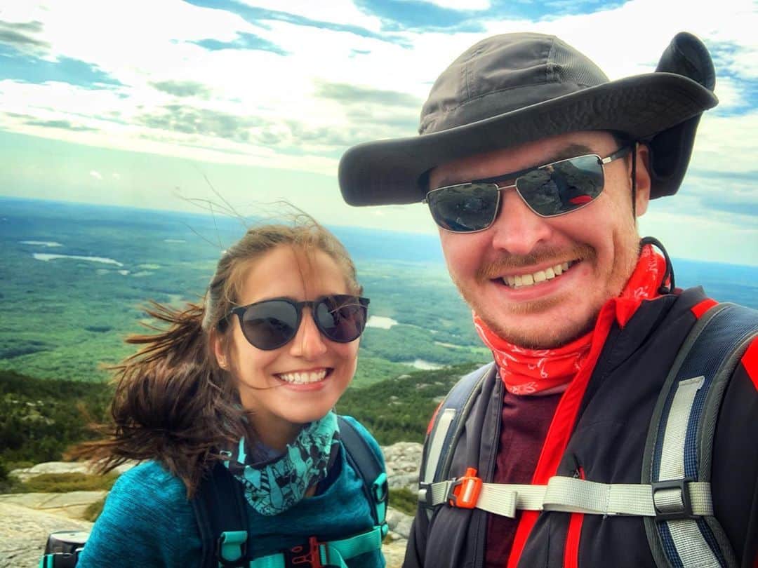 マリッサ・キャステリのインスタグラム：「A little hike up Monadnock. It was a wee bit windy!!! 💨」