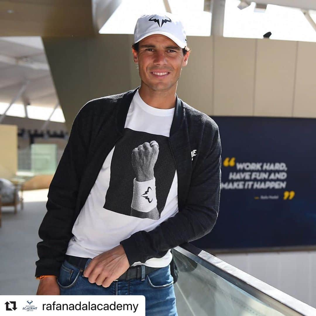 ラファエル・ナダルさんのインスタグラム写真 - (ラファエル・ナダルInstagram)「👏🏻👏🏻👏🏻 check it out @rafanadalacademy @rafanadalacademykuwait 💪🏻💪🏻💪🏻」9月8日 5時16分 - rafaelnadal