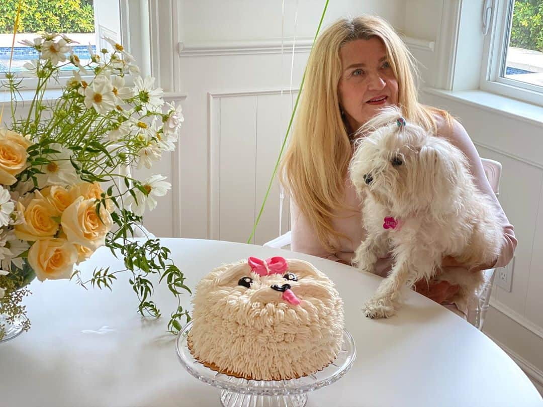 エル・ファニングさんのインスタグラム写真 - (エル・ファニングInstagram)「Happy Birthday Gaba! Best grandma in the world, world’s greatest hair, and Lewellen’s favorite. I love you. 🌼」9月8日 5時33分 - ellefanning