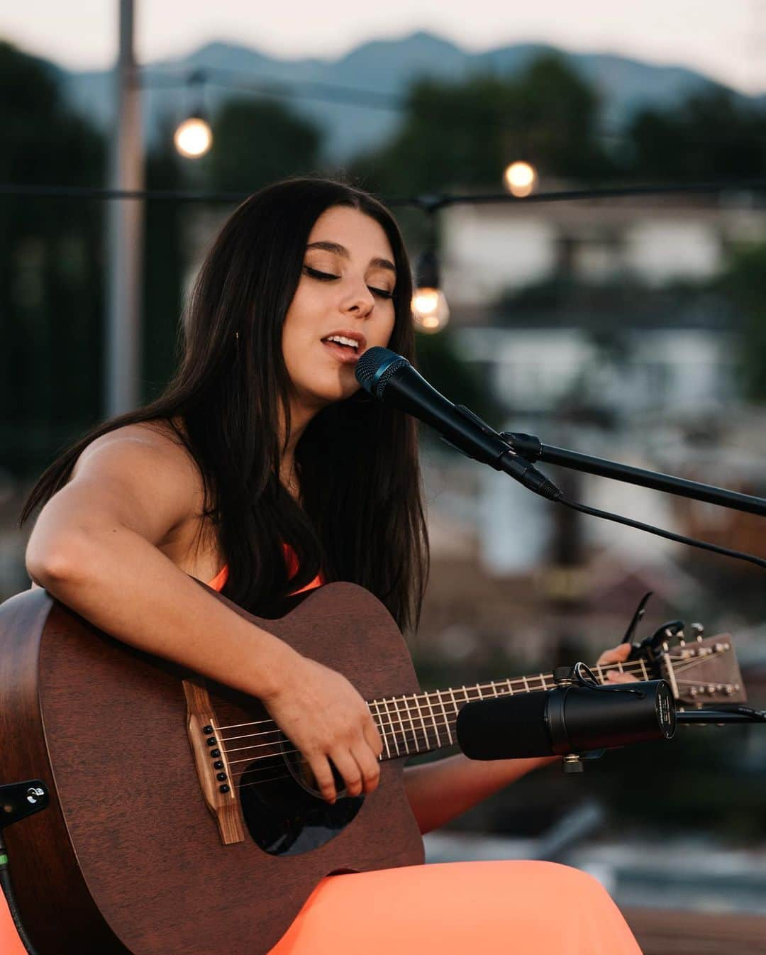 キーラ・コサリンさんのインスタグラム写真 - (キーラ・コサリンInstagram)「hope you guys liked my acoustic performance of Loving You Silently with @pushupbra.la ✨ Songbird comin next, stay tuned 🕊🕊🕊」9月8日 5時25分 - kirakosarin