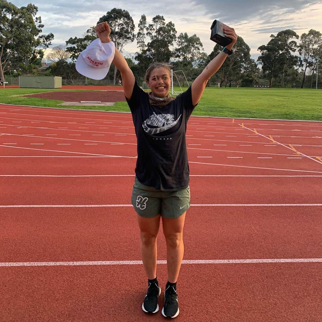 フィービー・ディ・トマソのインスタグラム：「Go To Track. Collect KMs + Presents #traintuesday」