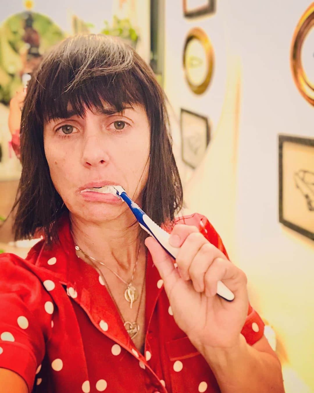 コンスタンス・ジマーのインスタグラム：「This long weekend has not felt great. I’ve been doing pretty good at trying to keep my chin up and look at the silver linings, but it’s gotten harder. Could be the insane heat, could be all the lives that we continue to lose, or our President, or the fact that there’s too many things to list.  I think I allowed myself to feel this way this weekend and now I will hope for tomorrow to be better. I wish the same for you, if you are having these feelings too. If you have words of wisdom or tricks to help others feeling down, please feel free to post them in the comments (good vibes only). All of our feelings are valid. #mondaymood #mondaymotivation」
