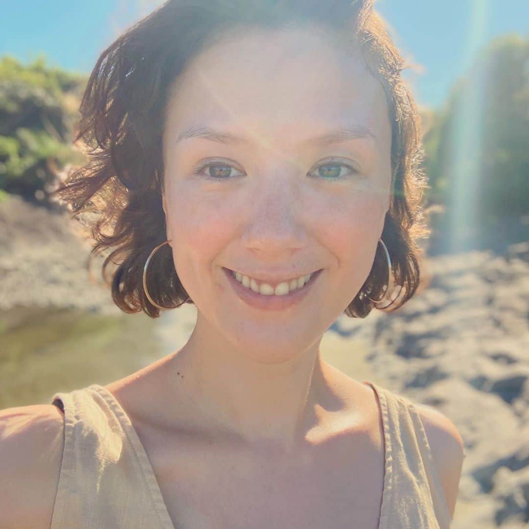 千葉アリサのインスタグラム：「念願の海を見ることができたよ🥺  秒で全細胞から　わぁ〜いっ✨と嬉しさこみあげて再生する感じと開放感🌊　（ご機嫌二重顎も全開！）  いのちの起源、母なる海との絆ってやつなんやろなぁ💫大切にしたい🌍#mothersea #simplelife #holisticlife」