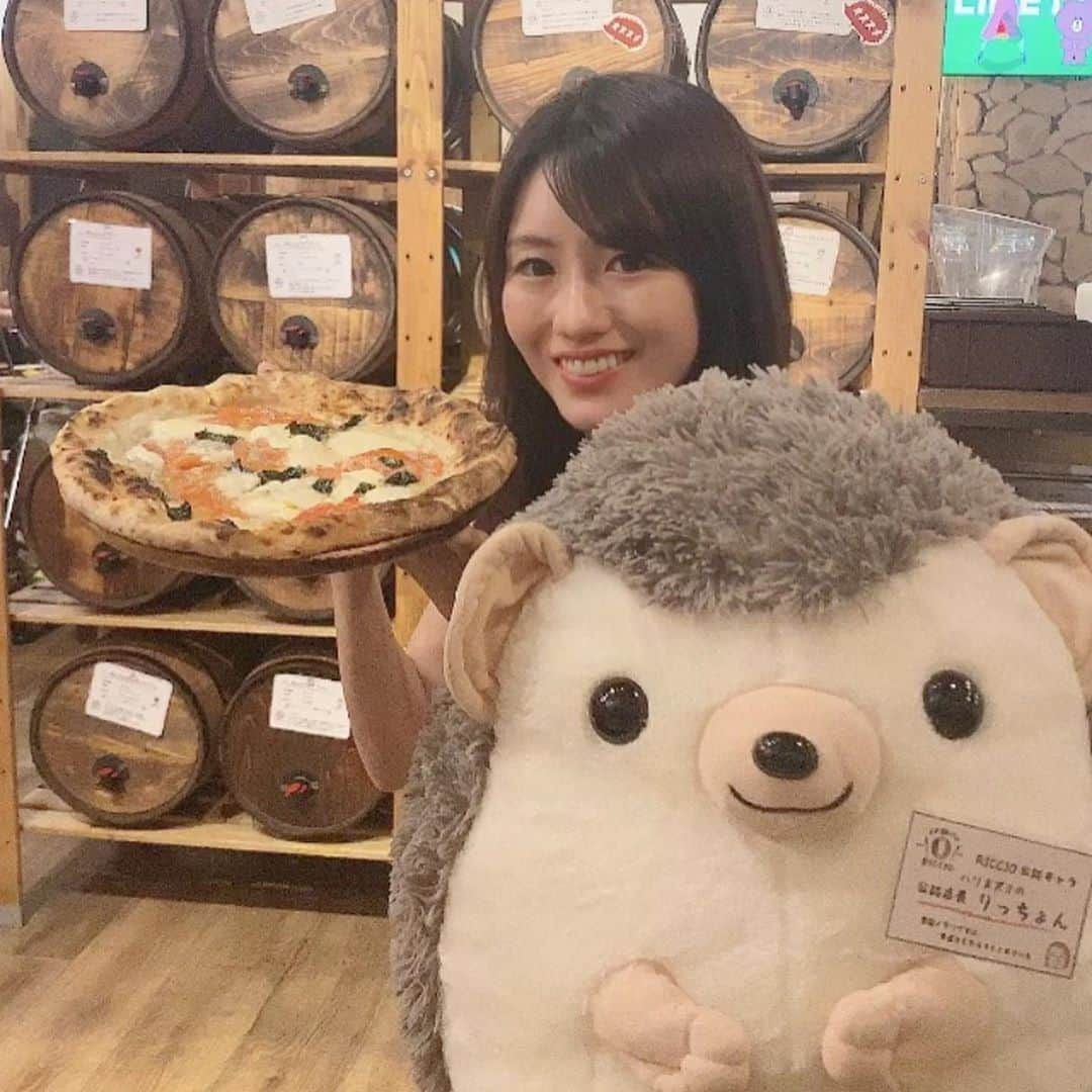 にゃんさんゴルフさんのインスタグラム写真 - (にゃんさんゴルフInstagram)「高田馬場でピザ🍕　 イタ飯バルRICCIO🐹 @riccio_takadanobaba  予約して席に行ったら ハリネズミの🦔公認店長 りっちょんが席にいたよ🤣 もちろん一緒に写真撮ったよ👏  水牛のモッツァレラチーズピザを注文❤️ 外はサクサク中はモチモチ！😻 690円～というリーズナブルʕु•̫͡•ʔु ✧  500℃の石窯で焼き上げてるみたい^_^  樽ワインの飲み放題もあったよ🤭🍷  #高田馬場グルメ #樽ワイン #イタ飯バルriccio #高田馬場イタリアン#高田馬場駅#ピザ#pizza #pizza🍕 #モッツァレラチーズ #ハリネズミ#公認店長#東京グルメ#インスタ映え#takadanobaba#tokyo#woomypr」9月8日 6時19分 - miiiii0228