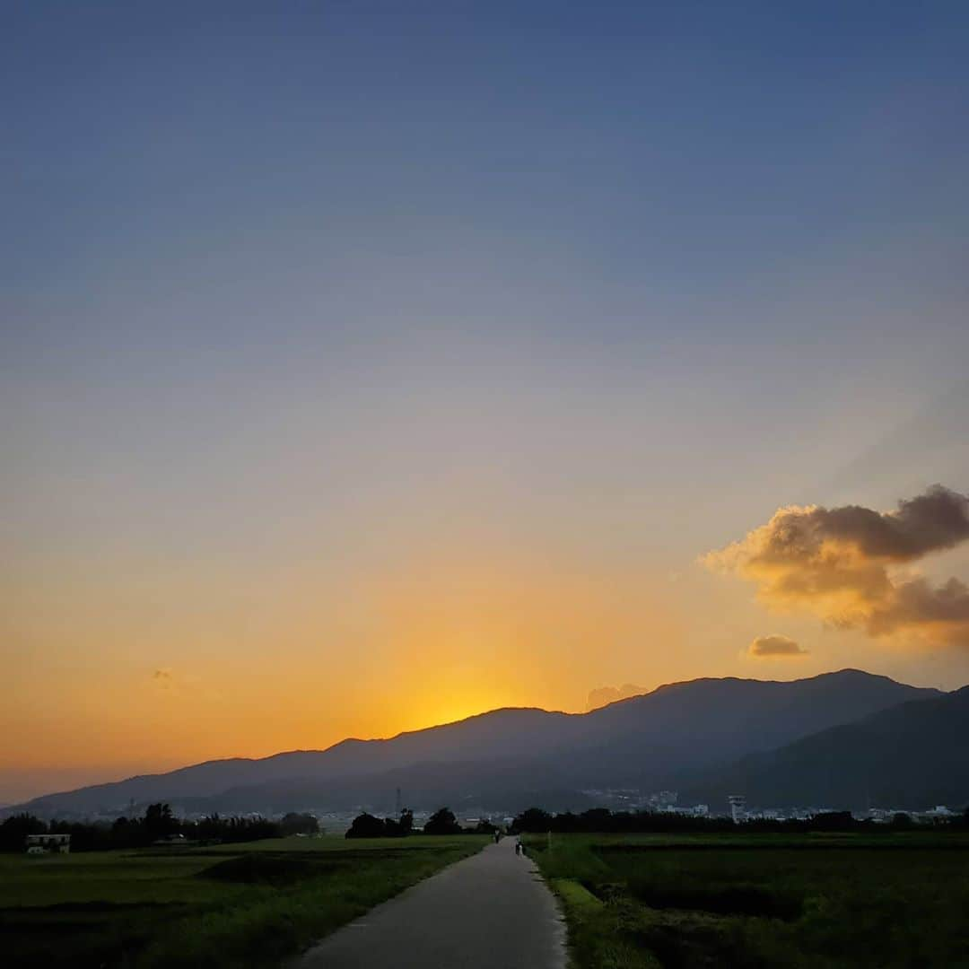 田畑竜介さんのインスタグラム写真 - (田畑竜介Instagram)「台風一過🌄  風は若干吹いていますが 割とカラッとしていて 心地いい朝です😊  季節が少し進んだことを肌で感じます  道路には飛来物や折られた枝など まだ散乱している箇所もありますので、 通る際にはお気をつけください。 車のパンクも多いようです  海沿いにお住まいの方で 車や物干し竿など外に出していた方 台風による潮風で鉄製品は錆びやすいので 早めの水洗いをお勧めします  片付けが大変だと思います この度の台風で被災された皆様に お見舞い申し上げます」9月8日 6時29分 - tabacchi_rkb