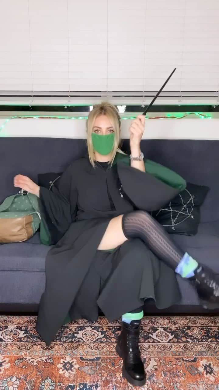 アリソン・ワンダーランドのインスタグラム：「hey girl aha.. do you mind if I.. slytherin.. aha」