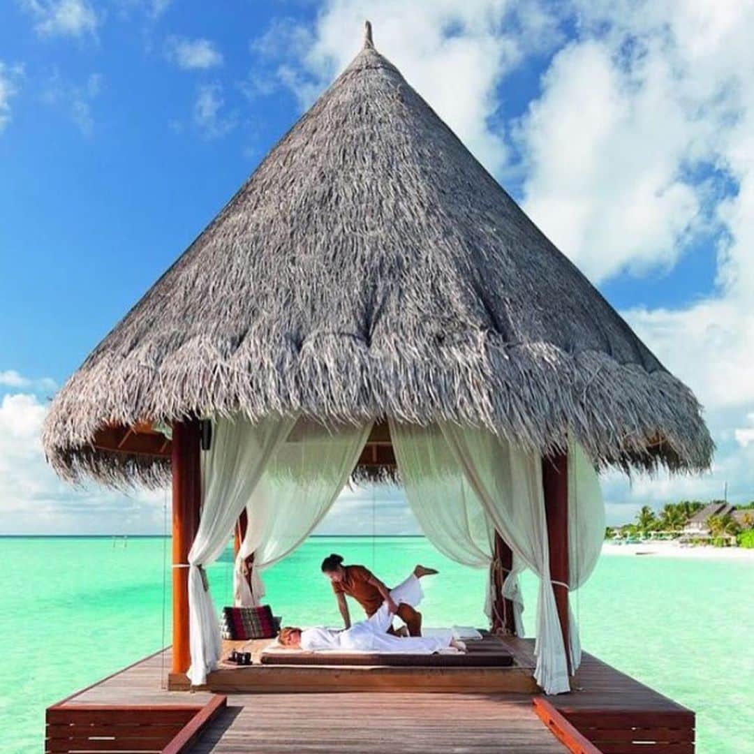 ボビー・ブラウンのインスタグラム：「I am here. In my mind. #bodywork #travel」