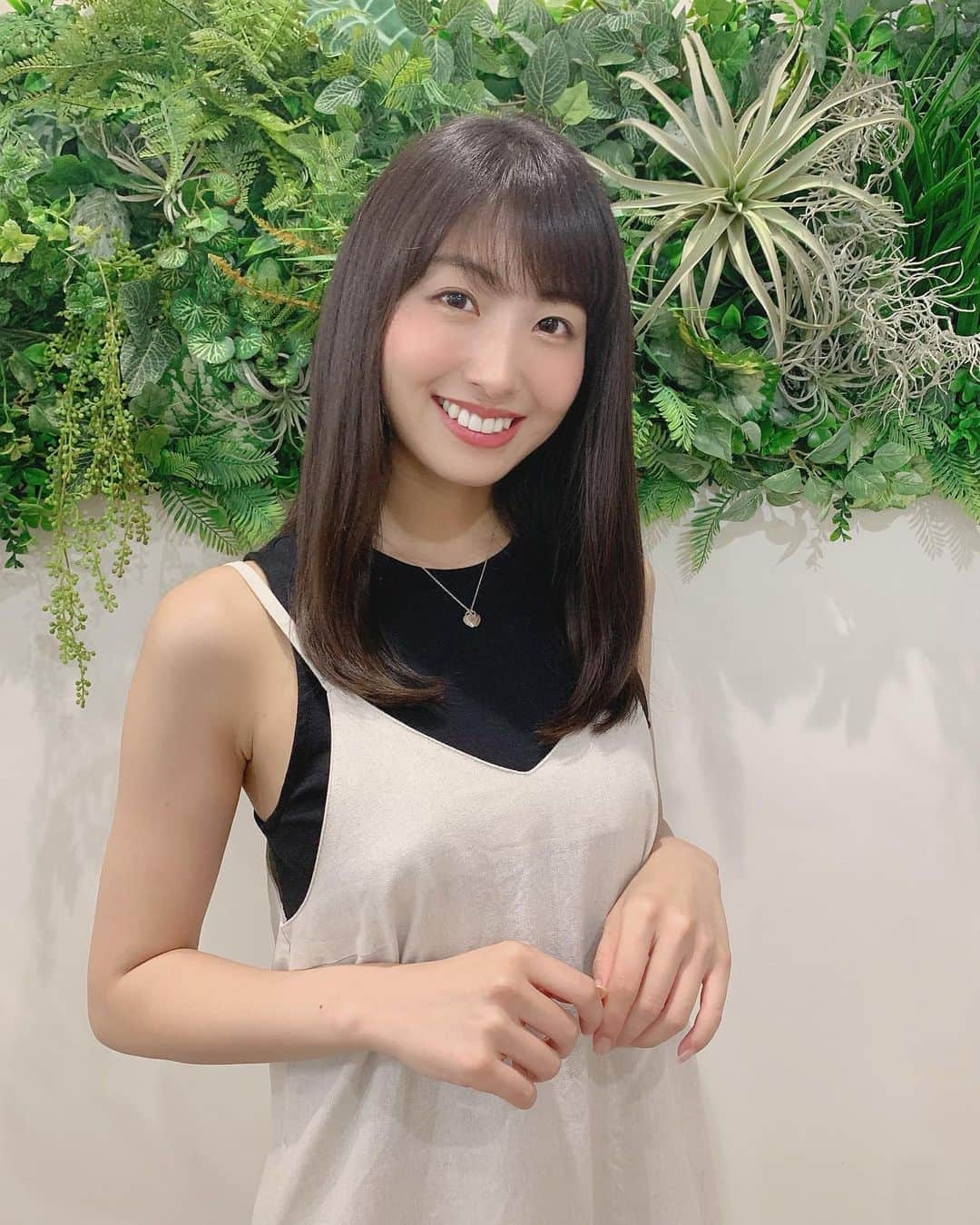 のインスタグラム：「✂︎✂︎✂︎✂︎✂︎✂︎✂︎ 先日☀️久しぶりに髪をばっさり切りました💇🏻‍♀️ . . . . 1月ぶりのこの長さ！恐らく1月よりも少し短め♡皆さんロングとミディアム、どっち推しですか？🥳🥰 . . ちなみに！New Hair載せるたびに聞かれるのですが、、💭今回 #水素抗酸化トリートメント というトリートメントを初めてやってもらったの！みんな『髪さらさら！』っていっぱい言ってくれてありがとう🧚🏻‍♀️全てはこのトリートメントのお陰でした🙏🥺💗 . . あと！髪茶色いね〜って言われるけど、髪は染めてません🖤いつか役作りとかでハイトーンとかやってみたいけど似合わない気しかしてない🧚🏻‍♀️🧚🏻‍♀️ . . #newhair #hairtreatment #haircut #regenlab #minamiaoyama #南青山 #南青山サロン #ヘアチェンジ #イメチェン #でもない #美容室 #黒髪 #ヘアカット #トリートメント」