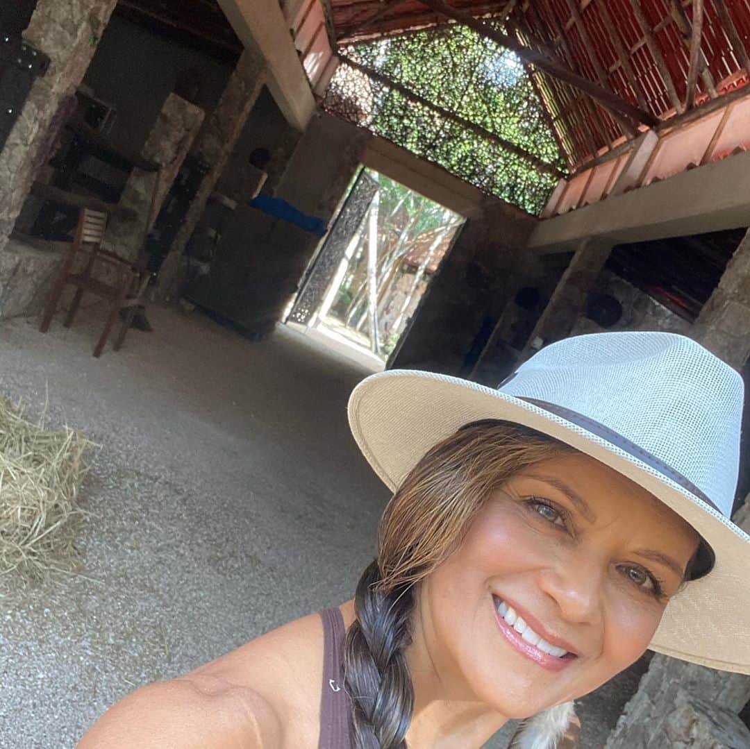 ニア・ピープルズのインスタグラム：「A beautiful event for my friend @francipani and her beautiful line @wanderlustulum at @coquicoquicoba @thehmc thehmc and @mslesleyfera of #plwm are soooo jealous! #classic #clothingbrands #tulum #friendship」