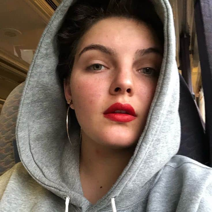 キャムレン・ビコンドヴァさんのインスタグラム写真 - (キャムレン・ビコンドヴァInstagram)「Chillin’ 🖤🤦‍♀️  @camrenwhy #camrenbicondova #gotham #selinakyle #brulina #catwoman #kittycat #cat」9月8日 6時55分 - camrenbicondova