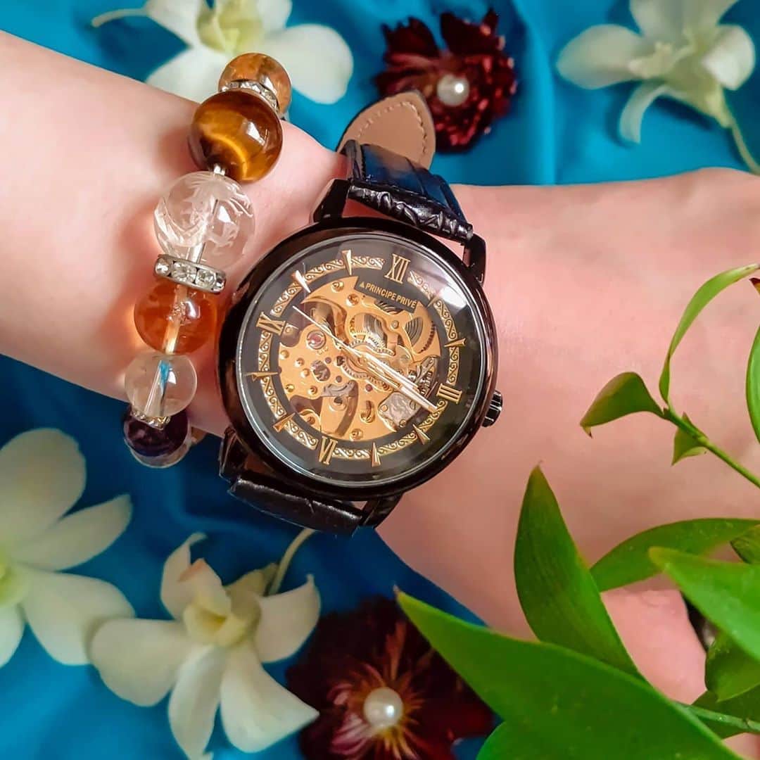 のインスタグラム：「おニュー時計⌚ プリンチペプリヴェのオリジナル時計🤗 プリンチペウオッチ「PRINCIPE WATCH」 【 @principewatches 】  黒×ゴールド くるくる回る、オープンハート いつまでも見ていられるくらい精巧な作り🤗✨  男女兼用でも、カッコいいし 一つ持ってただけでも色んなコーデに合いそうだわ！！  他にも沢山の時計あって、迷っちゃう🌀  続々と最新入荷してるし、 海外時計の輸入総代理店のプリンチペプリヴェは 他にもサングラス、世界各国から選りすぐった、 時計、靴、バックなどなど、  ナショナルブランドの最新モデルは こちらから見れるよ✨😁👍 公式プリンチペプリヴェ【 @principeprive 】  #時計 #お揃い #プリンチペプリヴェ  #⌚️ #ウォッチ #腕時計 #時計好き #腕時計くら部 #watch #watchlover #時計ブランド #最新モデル #最新作 #新商品 #表参道 #原宿 #Japaneseartist #Italy #usa #swiss #限定モデル #靴 #バック #fashion #ファッション #お洒落 #オシャレ #fashiongirl #pr」