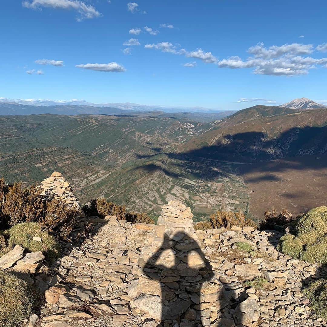 岡崎慎司のインスタグラム：「In huesca ❤️💙 新ユニの撮影を山でするのは初めてだけど、確かにウエスカの魅力を伝えるにはめちゃくちゃ良かった😊 皆さんにも素晴らしいウエスカの山からの景色をお裾分けしまーす👍 今週末には新しいシーズンも始まります。皆さん応援よろしくお願いします💪」