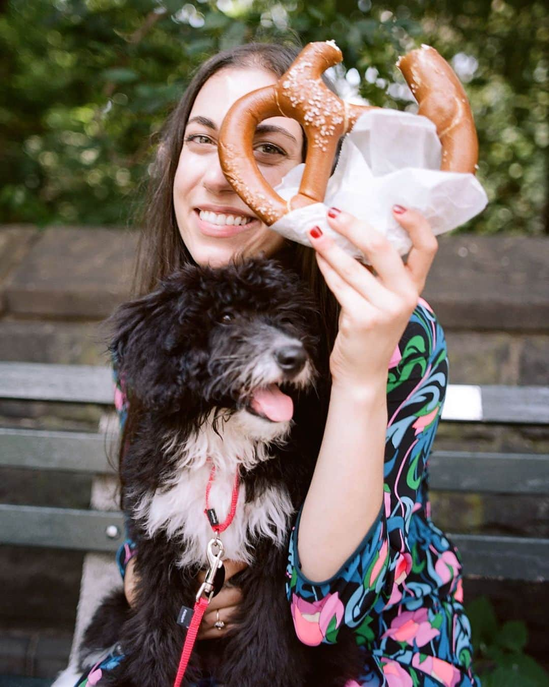 ケイト・スペードさんのインスタグラム写真 - (ケイト・スペードInstagram)「find someone who looks at you the way cher looks at a soft pretzel 🐶🥨」9月8日 7時07分 - katespadeny