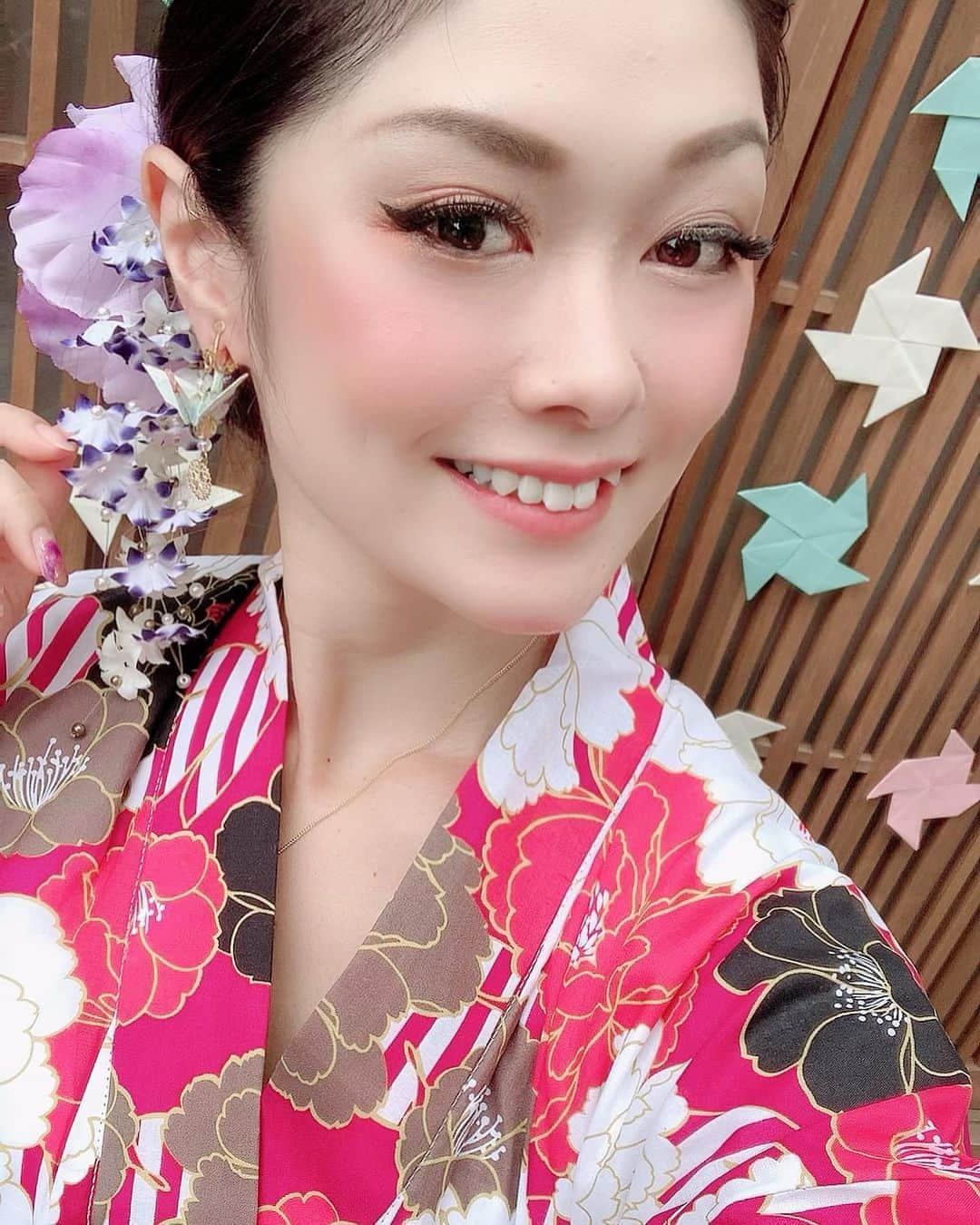 のインスタグラム：「無事にチャリティーギャラリー第二段が終わりました✨ . . 今回は、ゆきのちゃん(@moriyukino ) まなきち(@manaki_okuno ) 占い師のまろさん(@fullmoon__maro )にお手伝い頂きました✨ 片付け手伝ってくれたり、色々とサポートしてくれて本当にありがとう❤️✨ . . そして、 会いに来てくれた友達や、知人、 リモートでのご支援も本当にありがとうございました🙇‍♀️❤️心優しい皆様に感謝してこれからも頑張っていこうと思います😌✨ . . 観光客の激減で観光地のお店が未だに閉まってる状況で土日しか空いてないお店もたくさんあります。 まだまだ厳しい状況が続くのですが、どうにか乗り越えて行きたいと思いますので、 これからも加茂禅(@kamozen.kyoto )を宜しくお願い致します✨ . . instagram:@kamozen.kyoto 和雑貨:@charmofkamozen HP: https://www.kamozen.com/ . 〒605-0845 京都府京都市東山区竹村町151番地35  ☎​08031939893 kamozen.gallery@gmail.com 加茂禅マネージャー　 加茂　世唯奈 . #kyoto #japan #gallery #kyotostay #hotel #japanese #beautiful #kamozen #kamozenkyoto #charmofkamozen #加茂禅 #京都 #京都ギャラリー #町家ギャラリー #和紙ライト #和紙雑貨 #ワークショップ #そうだ京都へ行こう #チャリティギャラリー」