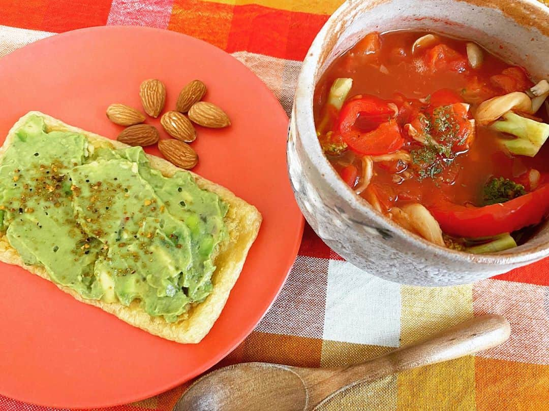 森碕ひろかのインスタグラム：「🍴朝ごはん🍴  素焼きアーモンド お野菜たっぷりトマトスープ アボカドたっぷり油揚げトースト  良い天気🌞💕  #ヴィーガン #菜食 #グルテンフリー #vegan  #breakfast #grutenfree」