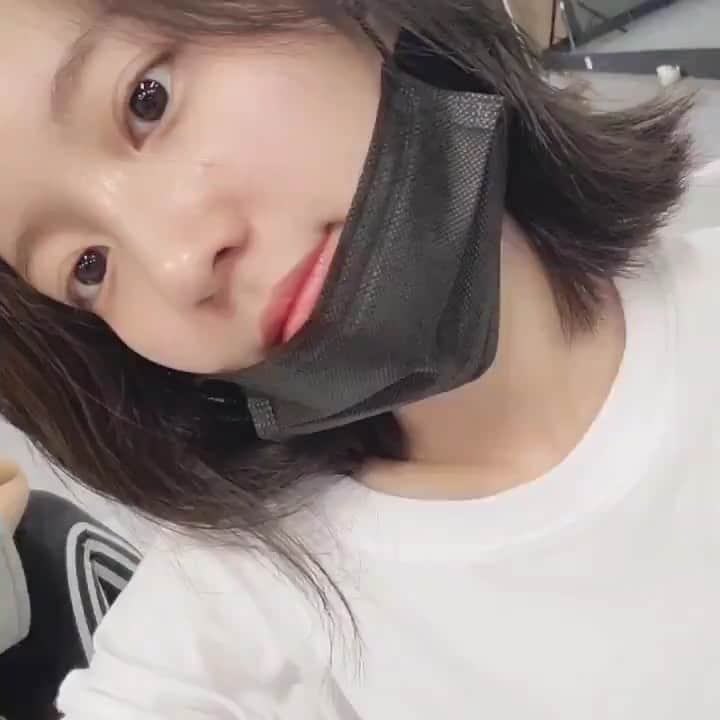 ビニのインスタグラム：「200903 오마이걸 공식 트위터 (OH MY GIRL Twitter Update)⁣⁣ #비니selca⁣⁣ ⁣⁣ D-1!!!!! 이제 진짜 곧 만나겠군요🥰⁣⁣ 좀만 기다려 크리들!! 기대해 크리들!!⁣⁣ # HELLO_WM # 스포인가 # 비니💜⁣⁣ ⁣⁣ D-1!!!!! We'll meet really soon now🥰⁣⁣ Wait just a little bit more Keuries!! Look forward to it Keuries!!⁣⁣ # HELLO_WM # IsThisASpoiler # Binnie💜⁣⁣ (eng trans by @ _OMG_tweets on twitter)⁣ ⁣ D-1!!!!! もうすぐ 必ず会いましょうね🥰⁣ もう少しだけ待っててミラクル!! 楽しみにしててねミラクル!!⁣ # HELLO_WM # ネタバレかな # ビニ💜」