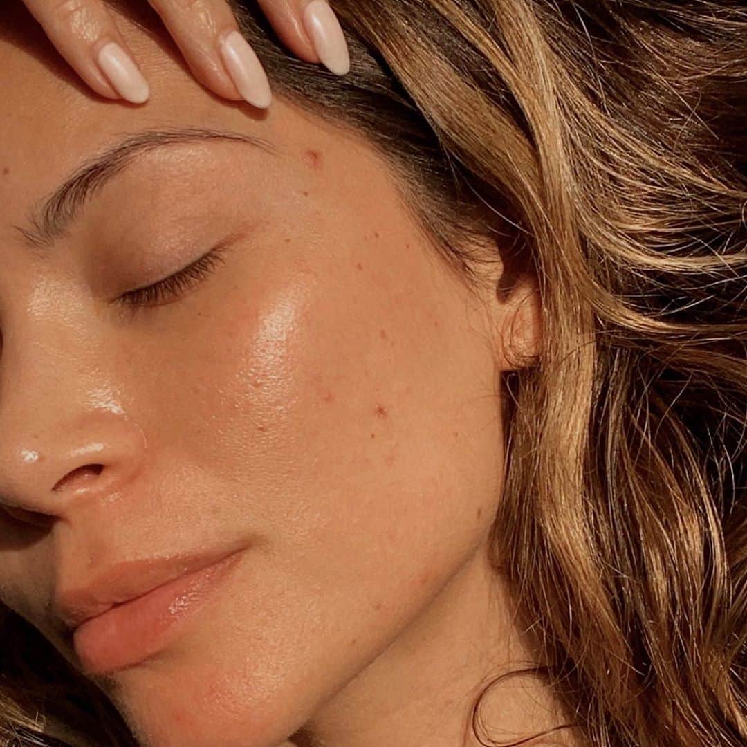 Marianna Hewittのインスタグラム：「my skin up close + personal ✨」