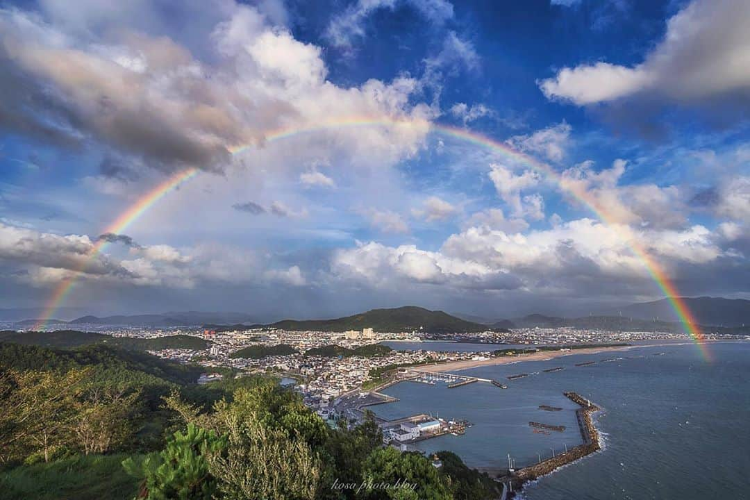 コサさんのインスタグラム写真 - (コサInstagram)「虹と入道雲狙いで山を登る🏃‍♂️ するとアーチ状の虹が出現🌈 1分ぐらいで消えちゃいました… 調べたところ、朝夕に見える虹が角度的に一番大きなアーチを描くらしいです💡 . Location:和歌山 Wakayama / Japan🇯🇵 Date:2020年9月 . #高津子山 #虹 #Rainbow #sorakataphoto #s_shot #Japan_Daytime_View #ap_japan_wide #Impressive_gallery #art_of_japan_ #tokyocameraclub #TandDフォトコンテスト2020 #discover #今こそ写真でつながろう #パワーフォト部 #insta_wakayama #グッドトリップ和歌山 #visitwakayama #広がり同盟メンバー #LBJ_Legend #dpj_member #IG_PHOS #photo_jpn #special_shots #earth_shotz #bestjapanpics #YourShotPhotographer #light_nikon #special_spot_legend #japan_of_insta #bestphoto_japan」9月8日 7時49分 - kosa_photo