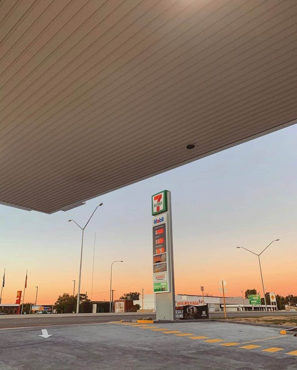 7-Eleven Australiaさんのインスタグラム写真 - (7-Eleven AustraliaInstagram)「Good morning Australia! How beautiful is the sunrise @mahaliaswinfield captured in front of one of our Perth stores ✨」9月8日 7時58分 - 7elevenaus