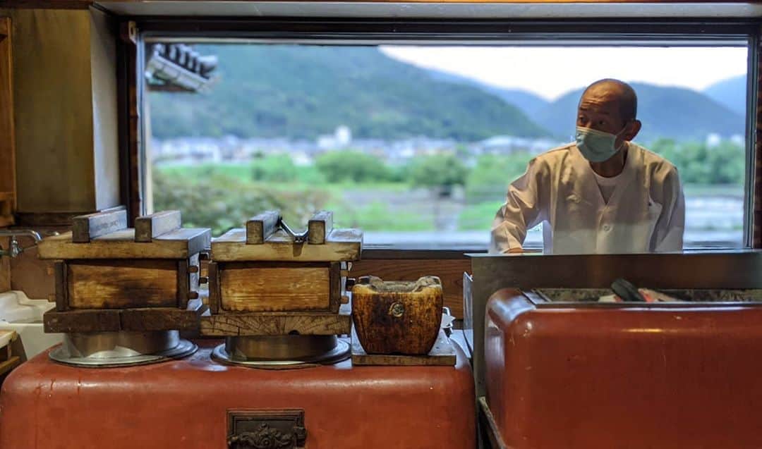 のインスタグラム：「京都の桂川を一望できるカウンター特等席で嵐山の伝統のお料理をいただく。」