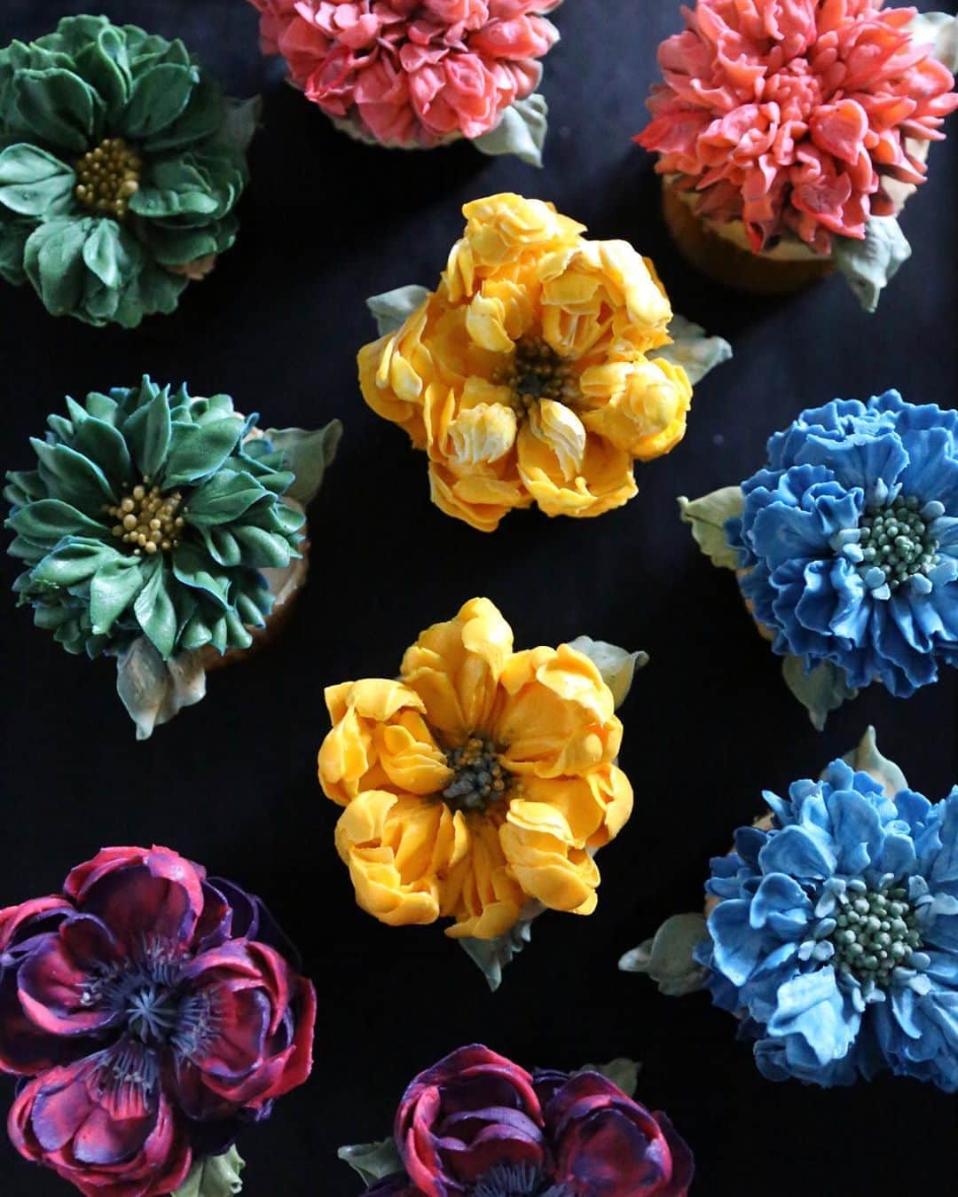 청담 수케이크 (atelier soo)さんのインスタグラム写真 - (청담 수케이크 (atelier soo)Instagram)「ㅡ Master 1. soo class  오랜시간 공들여서 꾸준히연구해온 생화스러운mass flower ⚜️ 골라주신컬러에 치인다. 센스가넘치는반. ㅡ #flower #cake #flowercake #partycake #birthday #bouquet #buttercream #baking #wilton #weddingcake ㅡ www.soocake.com vkscl_energy@naver.com」9月8日 8時18分 - soocake_ully